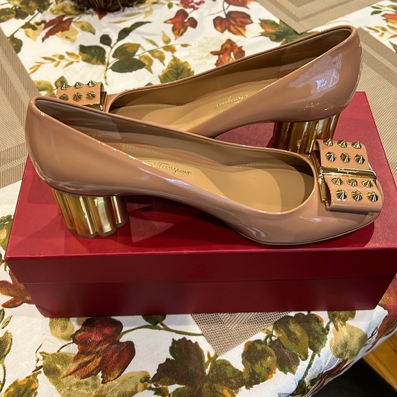 Salvatore Ferragamo Capua 55 round toe gold heel with gold studs on bow - Picture 1 of 10